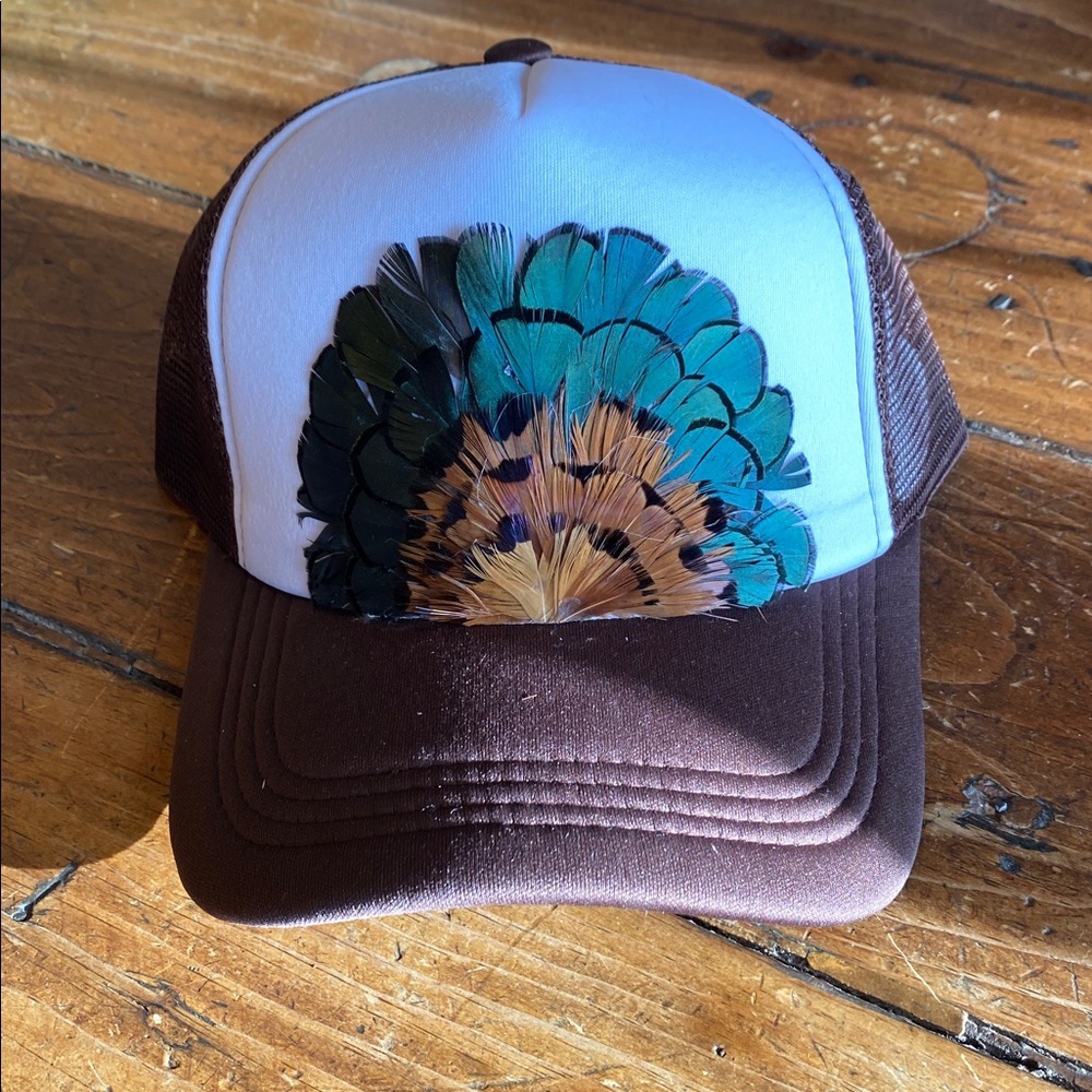 FEATHER TRUCKER HAT BROWN